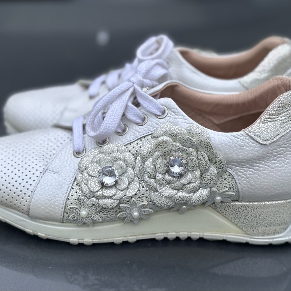 Donna Ricco White sneakers + adorable for a bride! Size 37 (6.5) rare!